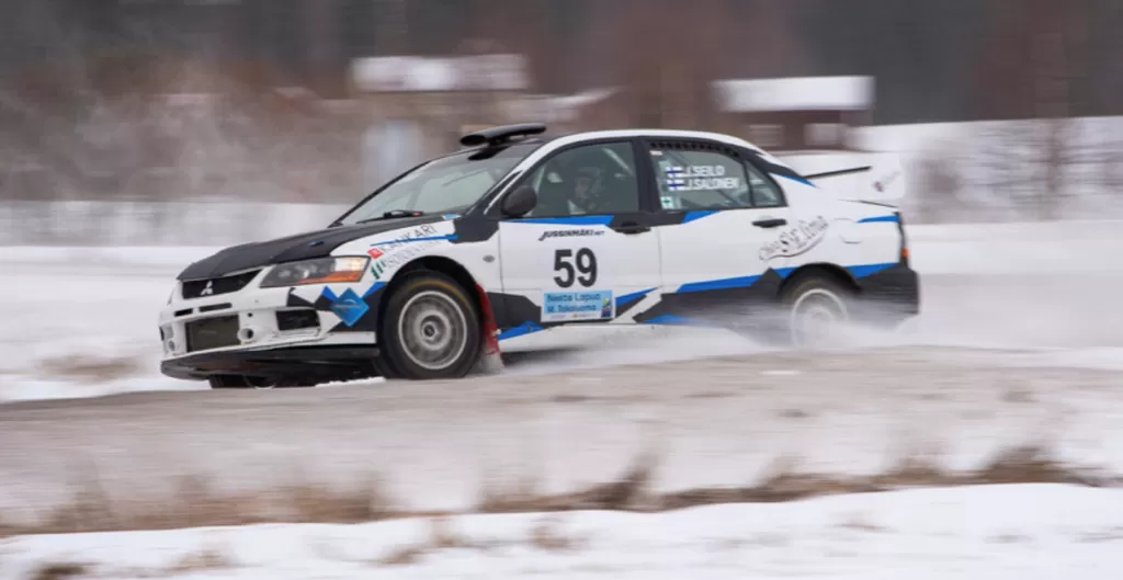 Joni Seilo ja Janne Salonen ajavat Mitsubishi Lancer E9:llä koko rallin SM2-sarjan.
