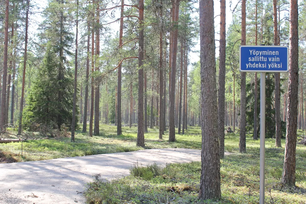 Salomaan parkkipaikan laajennuksen yhteydessä alueelle tehtiin paikoitus matkailuautoille. Yöpyminen on rajoitettu yhteen yöhön, mikä on osoitettu kylteillä.
