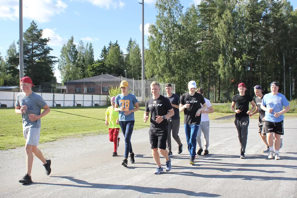 Toni Rajala veti ulkoharjoituksen kiekkonuorille hyvässä säässä. Paikalla oli Parkanon Kiekon U17- ja U19-joukkueista Santeri ja Petteri Suonpää, Niko ja Niklas Mäkelä, Joonas ja Anton Pajunen, Samuel Uusi-Luomalahti, Verneri Mantila ja Jonne Niemelä. 