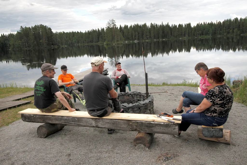 Veli-Pekka Kärkölä, Wille ja Sanna Kärkölä, Jouko Toivo, Anne Kyrönviita (edessä oik.) ja Leena Marjolahti nautiskelivat Kaitojenvetten maisemasta uuden nuotiopaikan äärellä.