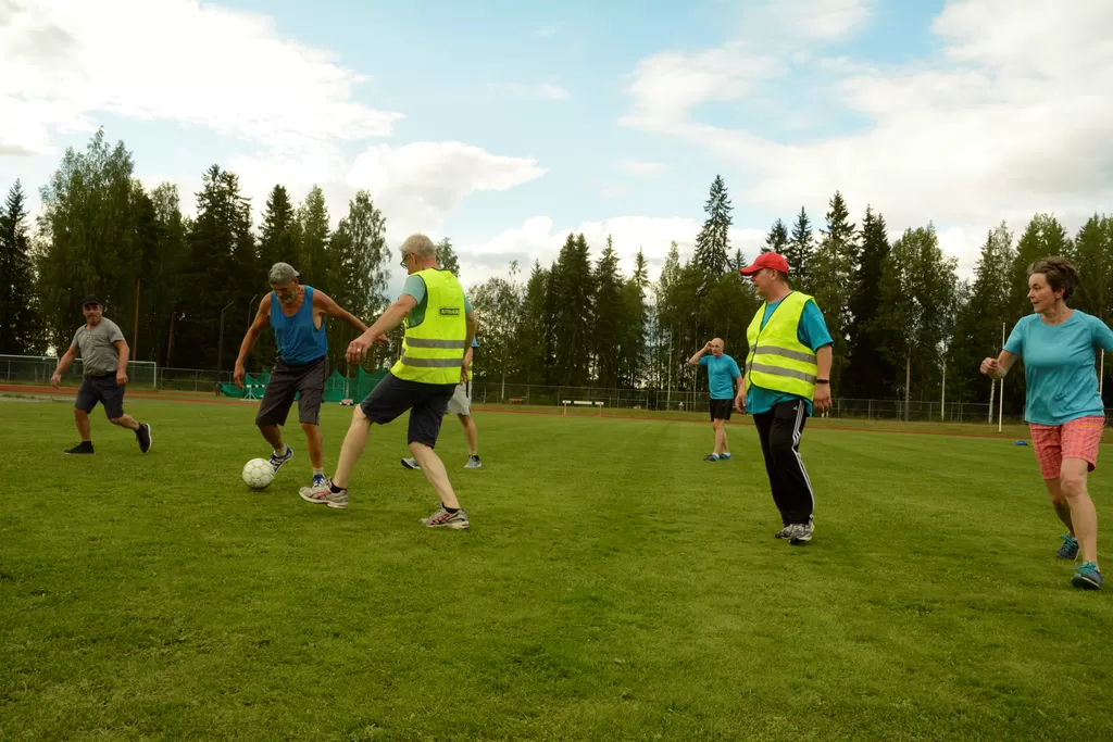 Kävelyjalkapalloa pelataan Parkanon urheilukentän viheriöllä keskiviikkoiltaisin. Kausi jatkuu syksyyn niin kauan kuin kelit sallivat.