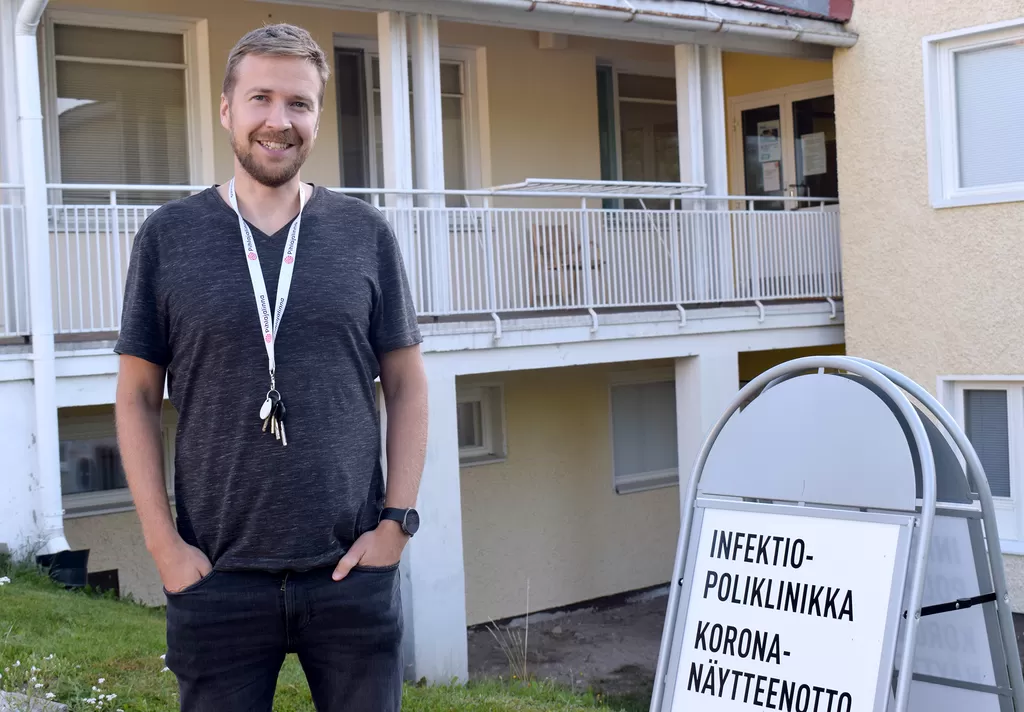 Koronanäytteenottoon päästäkseen pitää ensin soittaa numeroon 03 443 3400 tai ottaa yhteyttä Pihlajalinna-terveyssovelluksen kautta. Kuvassa johtava lääkäri Lasse Korpi on Parkanon terveyskeskuksen näytteenottopisteellä.