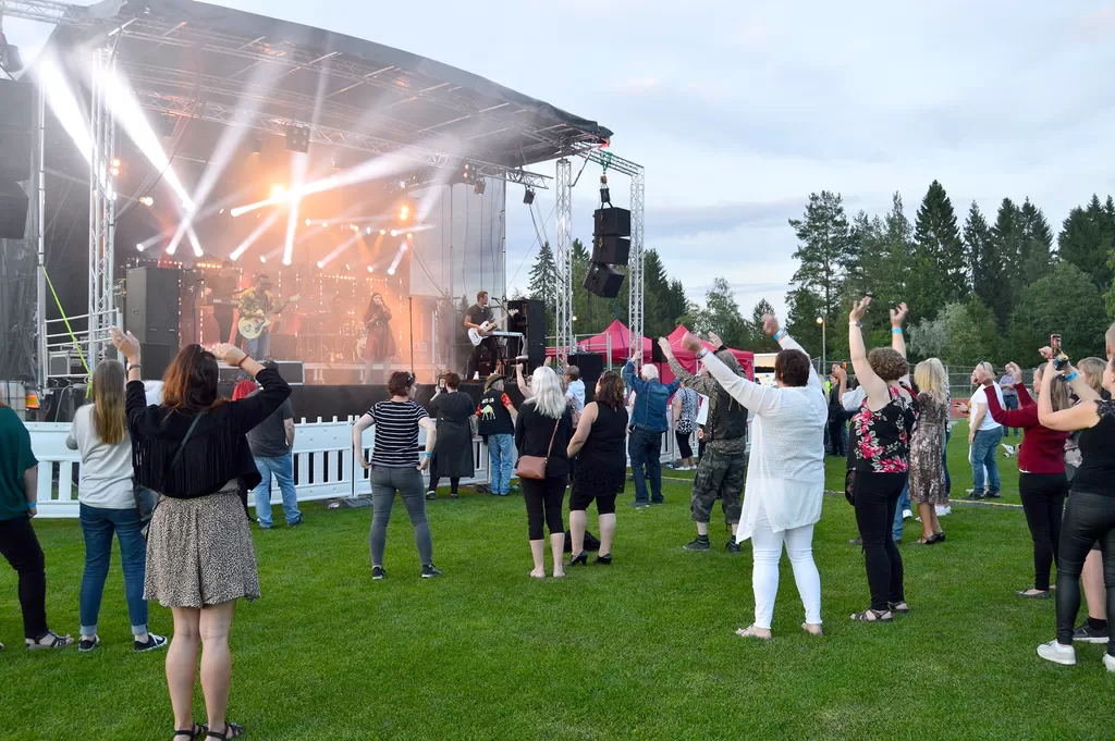 Suvi Teräsniska sai yleisön käden myös liikkumaan