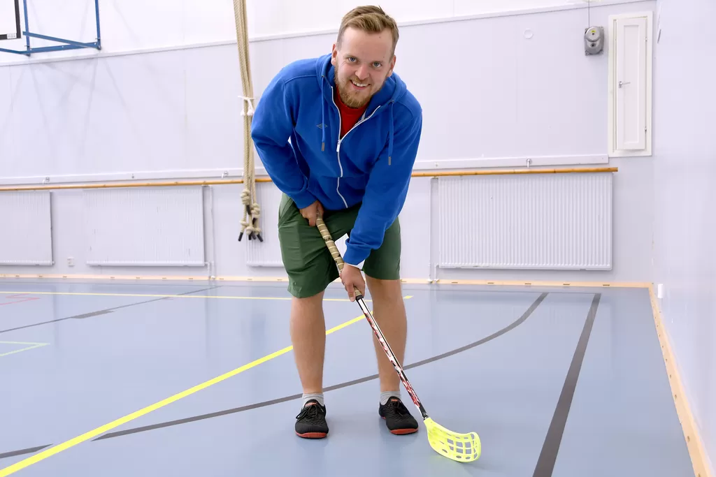 Kihniön yhtenäiskoulun liikunnanopettaja Arttu Latvajärvi ryhtyy vetämään myös PaPon salibandykerhoja.
