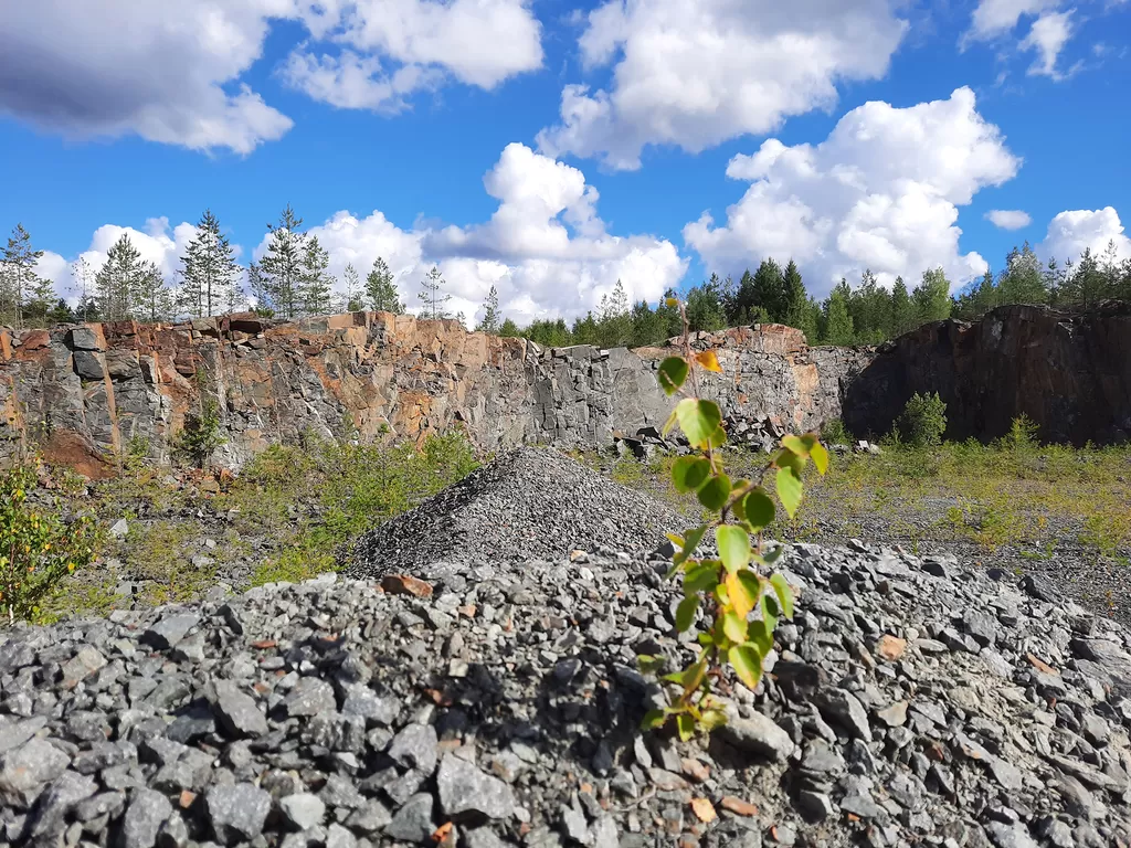 Metsähallitus Metsätalous Oy -niminen valtionyhtiö on saanut luvan kallioaineksen ottamiseksi ja murskaamiseksi Majamäessä. Aiemmin alueella on ollut lupa maa-ainesten ottamiseksi Morenia Oy:lla.