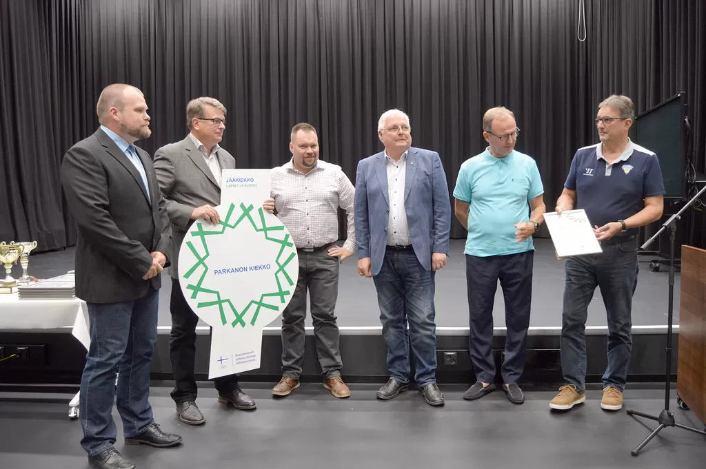 Parkanon Kiekko sai Tähtiseura-tunnustuksen, jonka jakoivat Jääkiekkoliiton puolelta Jouko Mattila (oik.), Ari Piispanen ja Hannu Soro. Sen ottivat vastaan Parkanon Kiekosta seuratyöntekijä Aarne Mansukoski (vas.), puheenjohtaja Timo Seilo ja varapuheenjohtaja Juha Oksanen