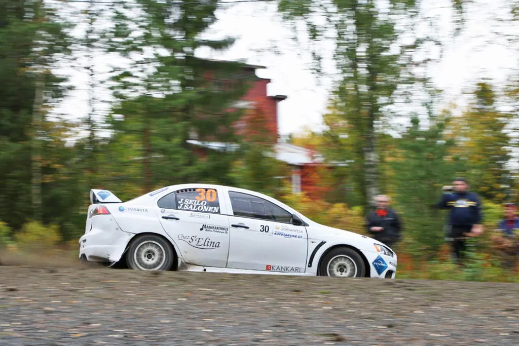 Joni Seilon autokunnalla oli Seinäjoella SM-rallissa huolia voimansiirron kanssa.