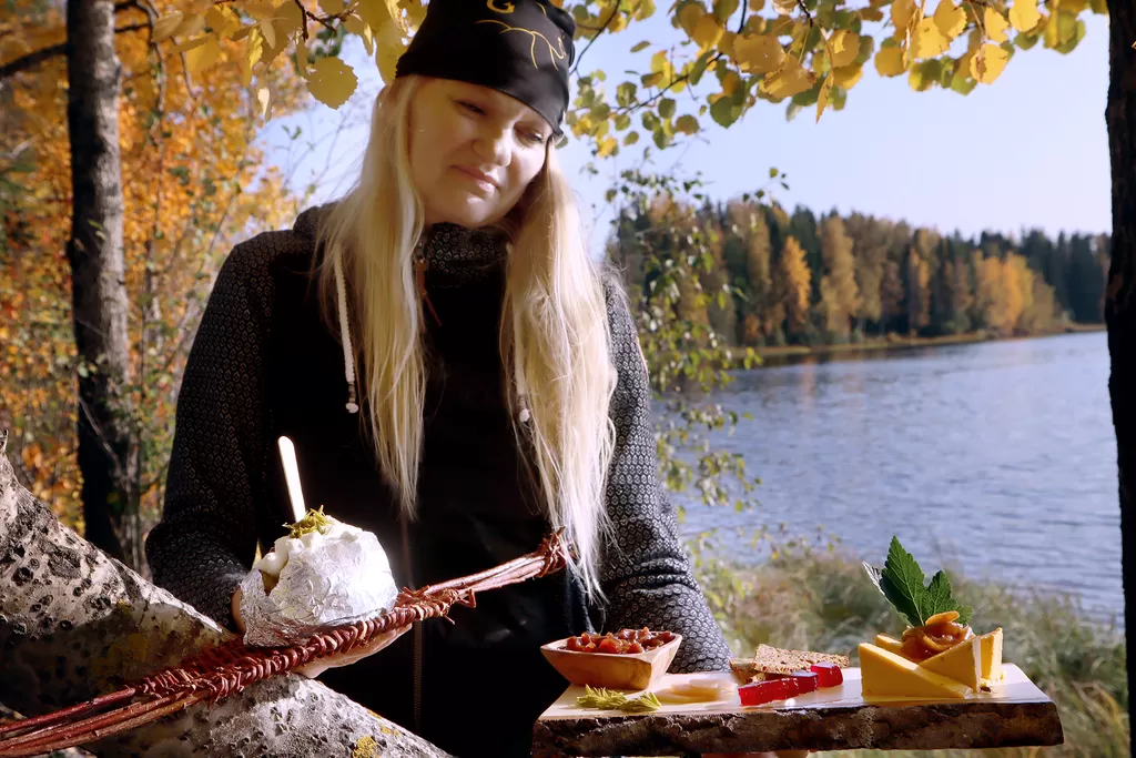 Raija Laaksosen makusteluaterialla tarjolla uuniperuna feta-kuusenkerkkätäytteellä, punasipulihilloketta, marinoituja raitajuuria, karpaloleipää, punaherukkahyytelöä ja porkkanapateeta balsamicopäärynöillä.