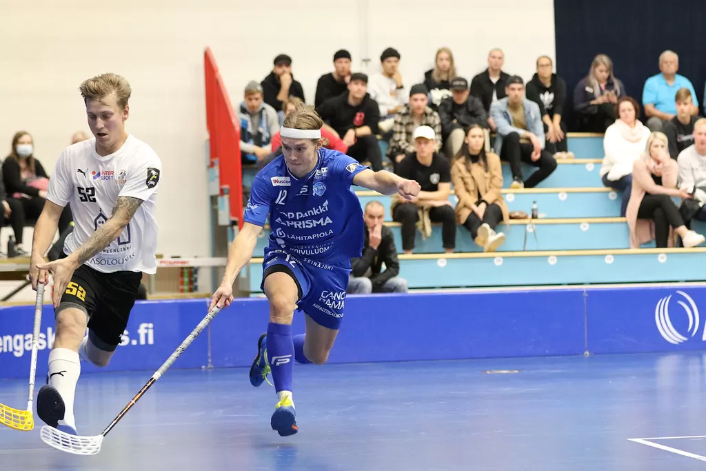 Niko Perälä (sinisessä peliasussa) debytoi perjantaina salibandyn miesten mestaruussarjassa tiettävästi ensimmäisenä kihniöläissyntyisenä pelaajana. Perälä edustaa Nurmon Jymyä.