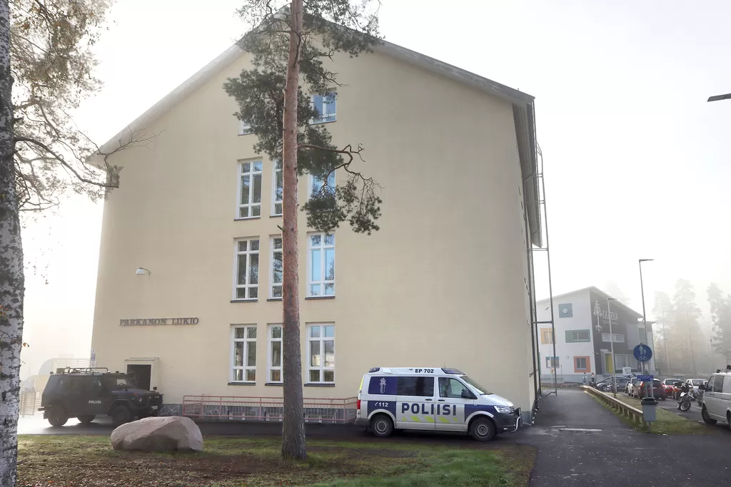 Poliisin panssaroitu auto nähtiin jälleen Parkanossa. Tällä kerralla kyseessä oli kenttätoiminnan harjoitus koulukampuksen alueella.
