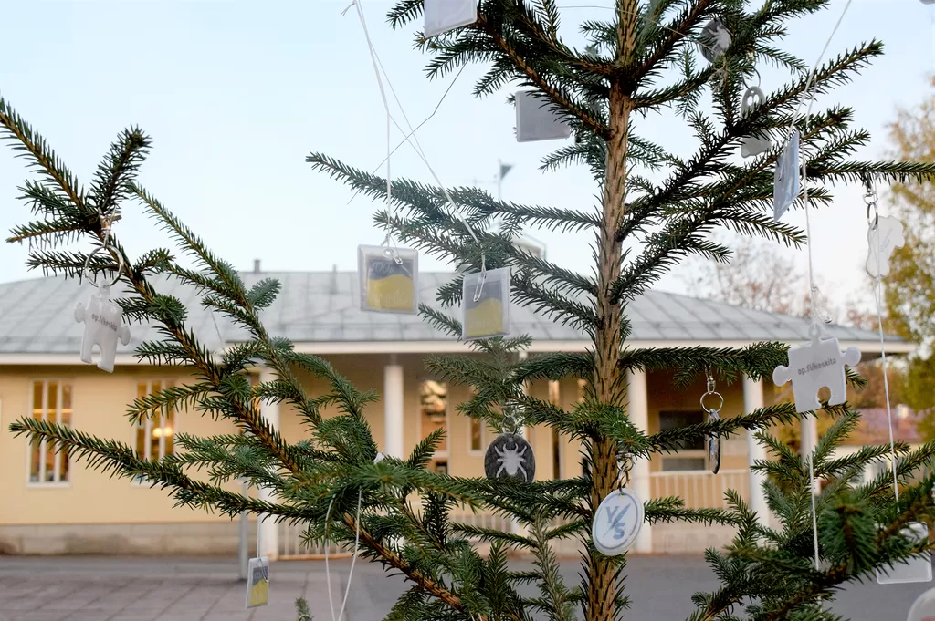 Heijastinpuu pystyttämispäivän iltana eli 1. lokakuuta kuvattuna.
