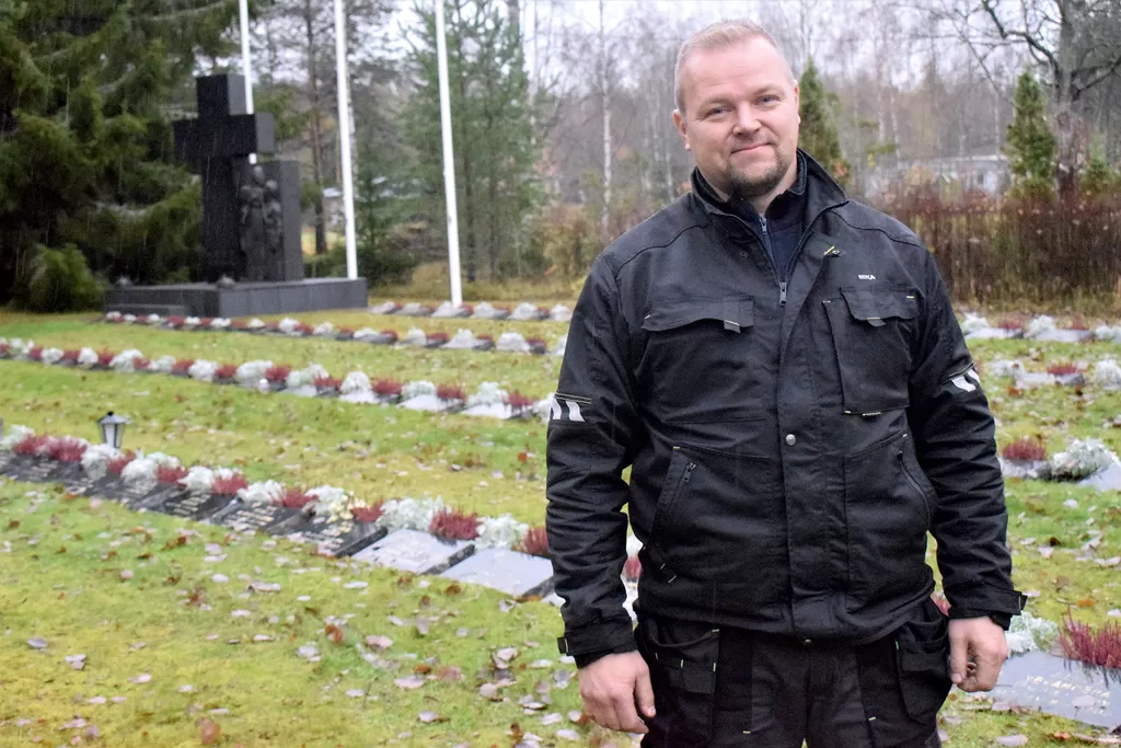 Mika Shemeikka Kihniön sankarihautausmaan kupeessa. Tämän jälkeen oli edessä kirkon paloilmaisinlaitteisiin liittyvä perehdytys.