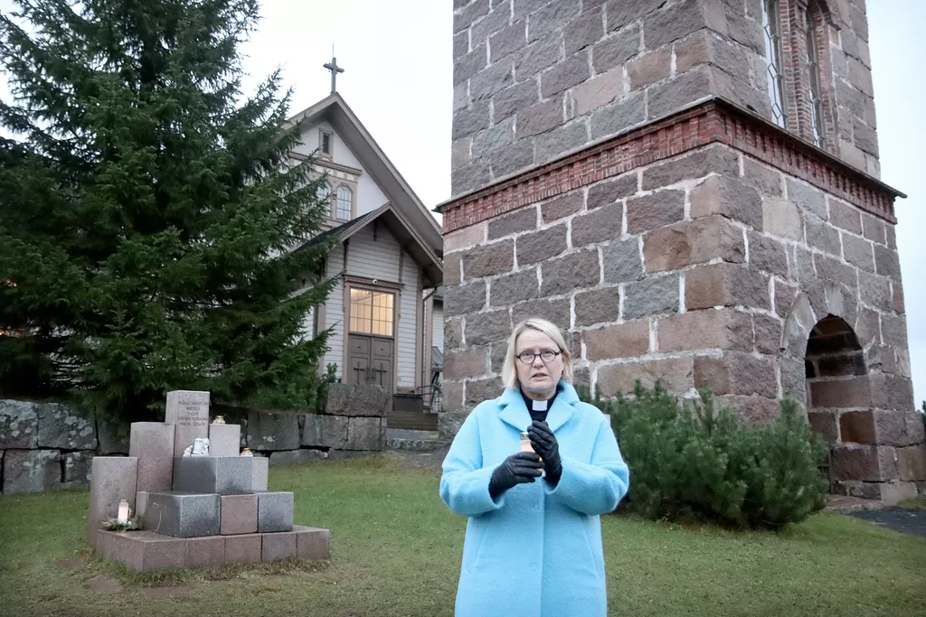 Parkanossa kirkkoväki kokoontuu jouluaattona hartauksiin tapulin viereiselle nurmikolle. Kirkkoherra Liisa Myyryläinen toivoo, että osallistujat ottavat tilaisuuteen mukaansa kynttilän.