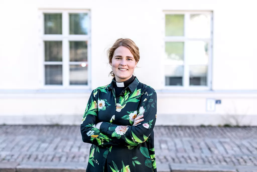 Mari Leppänen on koulutukseltaan filosofian ja teologian maisteri, ja papiksi hänet on vihitty Turussa vuonna 2012. Leppänen asuu perheineen Liedossa.