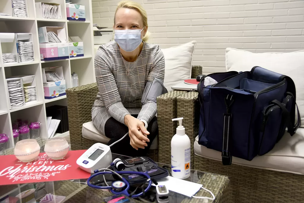 Marketta Koskinen on varustanut kotisairaanhoitopalvelua varten reissulaukun, jossa on kaikki tarpeelliset välineet.