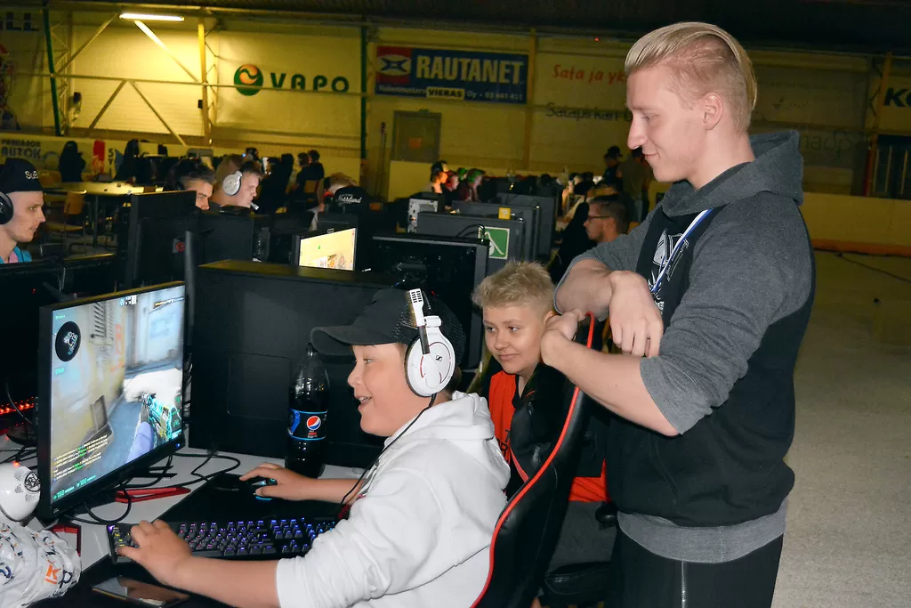 Parkanon nuorisovaltuusto ehdottaa harrastusmahdollisuuksien lisäämistä musiikin ja elektronisen urheilun saralla 7.-9-luokkalaisille. Kuva kesän 2019 ParCode-verkkopelitapahtumasta. Oikealla ParCode eSports ry:n Severi Raittila. Kristian Aalto seurasi Elias Lahtisen pelaamista.