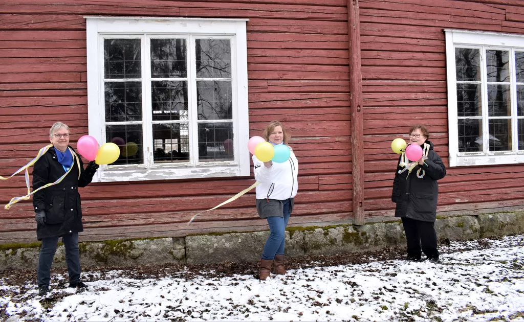 Kihniön Marttojen puheenjohtaja Paula Latvajärvi, sihteeri Päivi Peltomäki ja varapuheenjohtaja Tuula Rintamäki Kihniön esinemuseolla. Tavoitteena on, että yhdistys pitäisi museokahvilaa tulevana kesänä. Sitä ennen martat tempaavat vappuaattona kirjaston pihalla.
