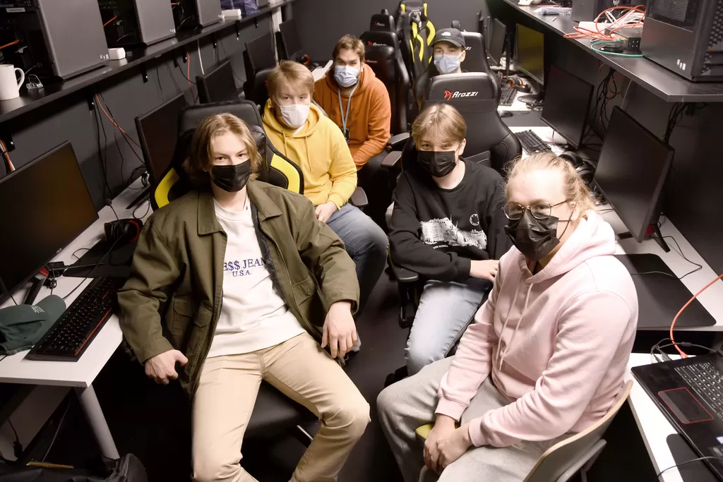 Lukion e-urheilujoukkue Monsters voitti Suomen Koulu-CS-turnauksen ja osallistuu lauantaina 8. toukokuuta pohjoismaiden finaaliin, jossa pelaavat myös Ruotsin, Norjan ja Tanskan koulukisojen voittajat. Vasemmalta edestä Veeti Kannosto, Ville-Matti Vähä-Peltomäki ja opettaja Benjamin Värre. Oikealta edestä Jaakko Lammintausta, Konsta Kulovesi ja Markus Sillanpää.
