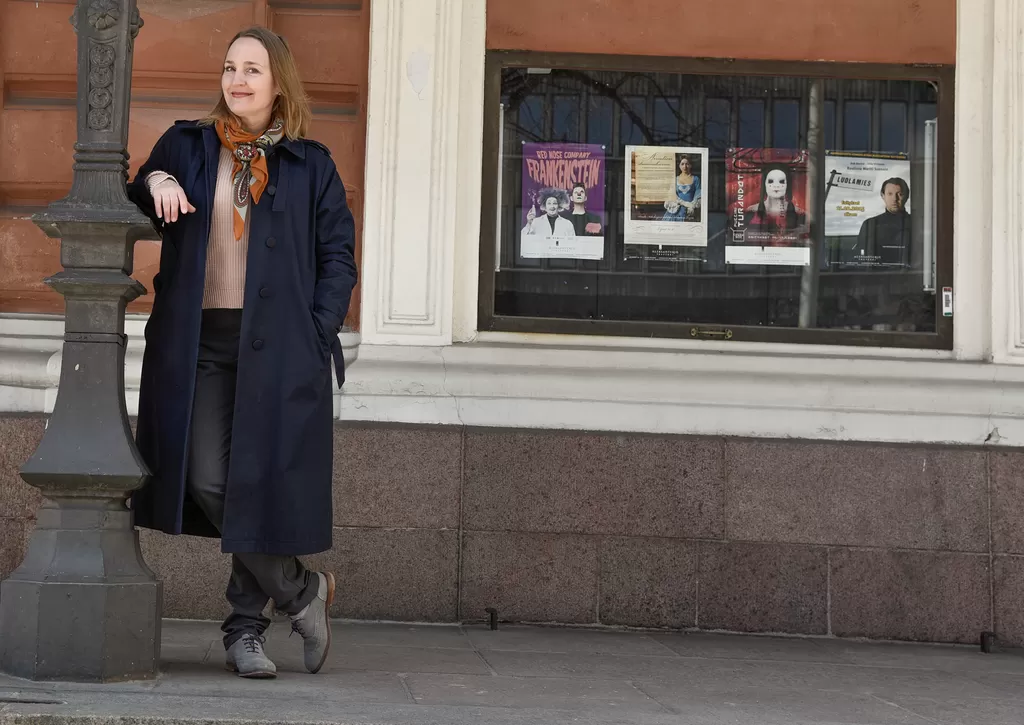 Ensi syksy tulee olemaan Sanna Stellanille kiireinen, mikäli teatteriesitysten näytökset toteutuvat suunnitellusti. Työn alla on Julius Caesar -näytelmä sekä Stellanin kirjoittama näytelmä Kaikki ystäväni.