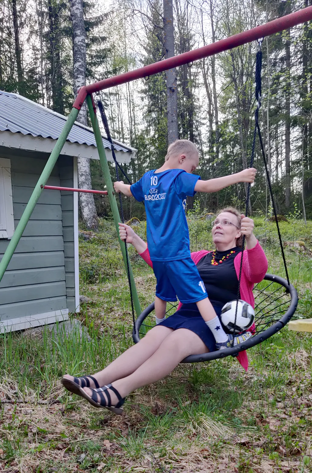 Terttu Kärkölä toimii 10-vuotiaan poikansa omaishoitajana. Arki sisältää työtä, iloa ja onnea, mutta myös huolta ja pelkoa.
