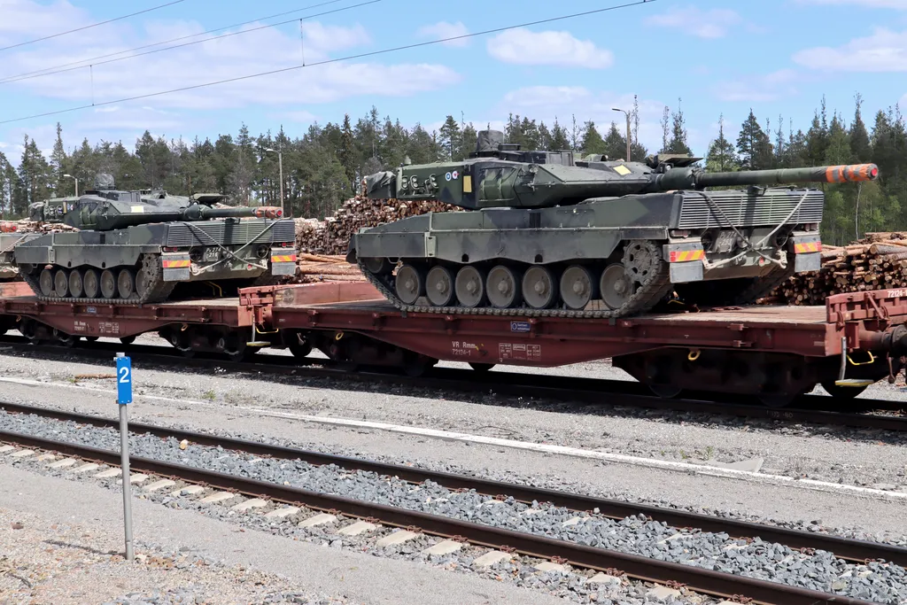 Raskaita Leopard-taistelupanssarivaunuja Parkanon juna-asemalla. Pataljoonan vahvuisen osaston telamarssi Parkanosta kohti Karviaa on alkanut kello 13.30.