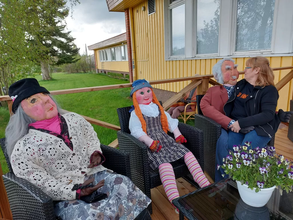 Sinikka Myllyviita istahti hetkeksi Säkkijoen papan syliin ennen kuin nukkeryhmä matkasi kesäksi Parkanon ITE-juhlavuoden näyttelyyn.