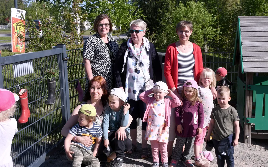 Taidenäyttelyä oli tekemässä, Petra Keränen, Maarit Alanko, Eija Tyrkkö, Minna Haapaniemi sekä lapset Melukylästä ja Huvikummusta, Leon Havunen, Feeli Kallio, Venla Koski, Enna Tuuri, Kerttu Ylinen ja Kasperi Piikkilä.