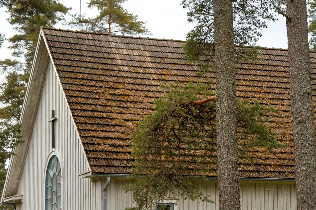 Vuosikorjauksena toteutettiin siunauskappelin betonitiilikaton puhdistaminen.