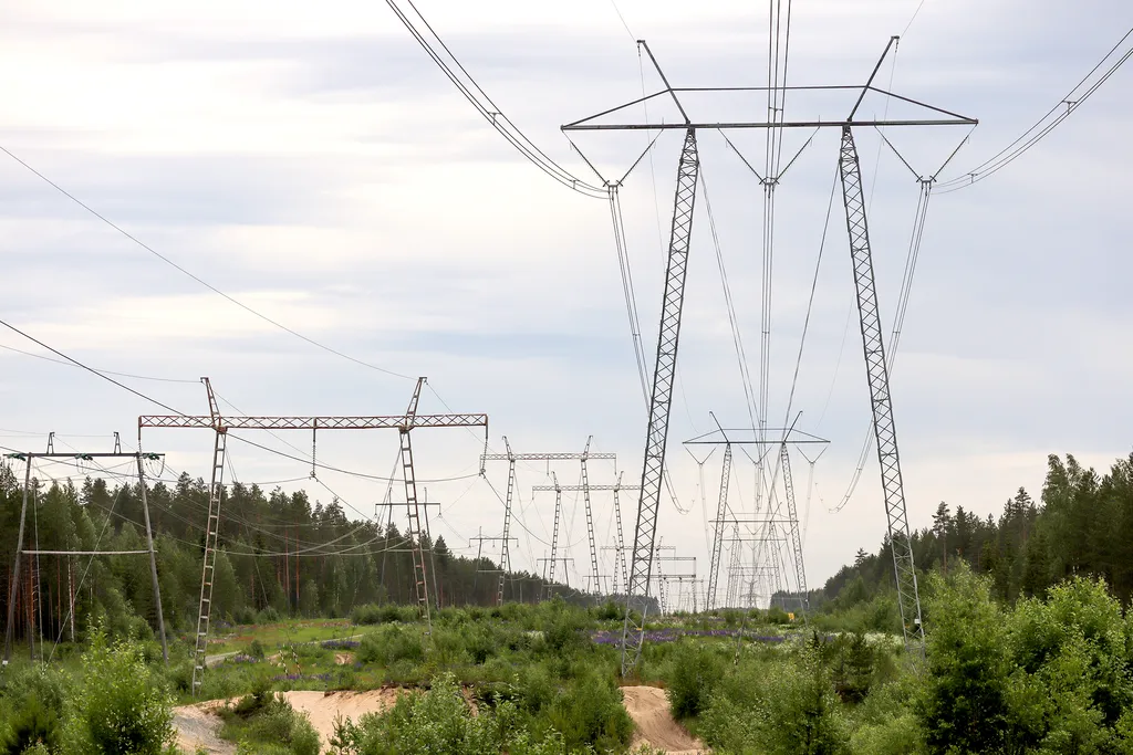400 kV:n voimajohdon on hallitsee maisemaa, tässä tapauksessa Jämsänkoskella. Vieressä vasemmalla on hieman pienempää 110 kV:n voimajohtoa.