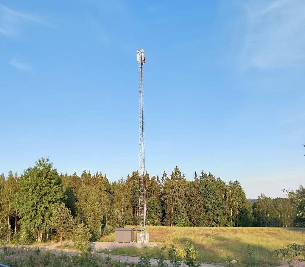 Telia ja Elisa ovat avanneet 5G-verkon Parkanossa. 5G-verkko vaatii huomattavasti tiheämmän tukiasemakattavuuden kuin 4G. Kuvassa uusi Kallioon noussut tukiasema.