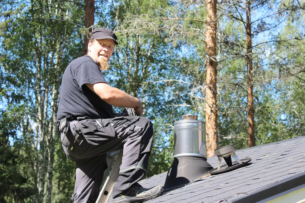 Paloturvallisuuteen liittyvät asiat kannattaa huomioida mökeillä etenkin nyt, kun korona-ajan jäljiltä vapaa-ajanasuntoja on saatettu käyttää tavanomaista enemmän. Kuvassa nuohooja Jarkko Keljo.