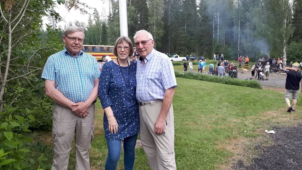 Serkukset Juhani Haveri (vas.) sekä Anja Francis tapasivat, kun Englannissa asuvat Anja ja Bob Francis pääsivät pitkästä aikaa käymään Parkanon Vahojärvellä.