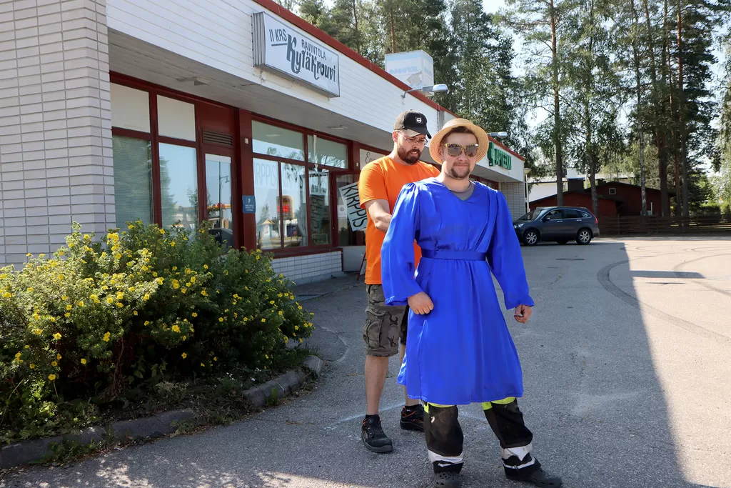 Yöjuoksulla nähtäneen perjantaina värikkäitä asuja ja Joni Lentovaaran kaltaista heittäytymistä. Vyötä piukemmalle vetämässä Markus Mustajärvi.