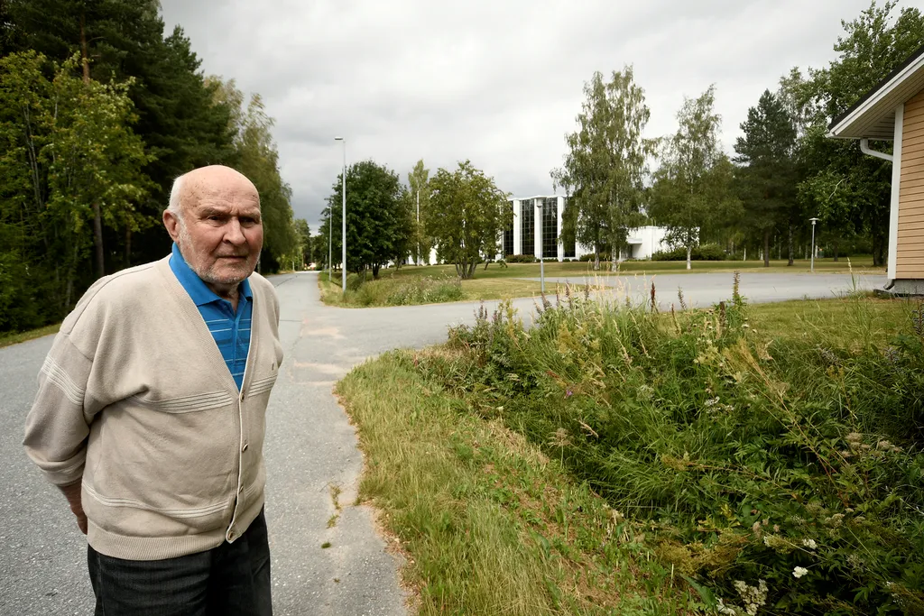 Pentti Mäki-Patola muistaa, että kunnanhallituksessa vastustettiin aikoinaan kunnan isoja maanostoja kirkonkylästä. Mutta kaikkea on tarvittu, muun muassa taustalla näkyvän kirjaston rakentamiseen.