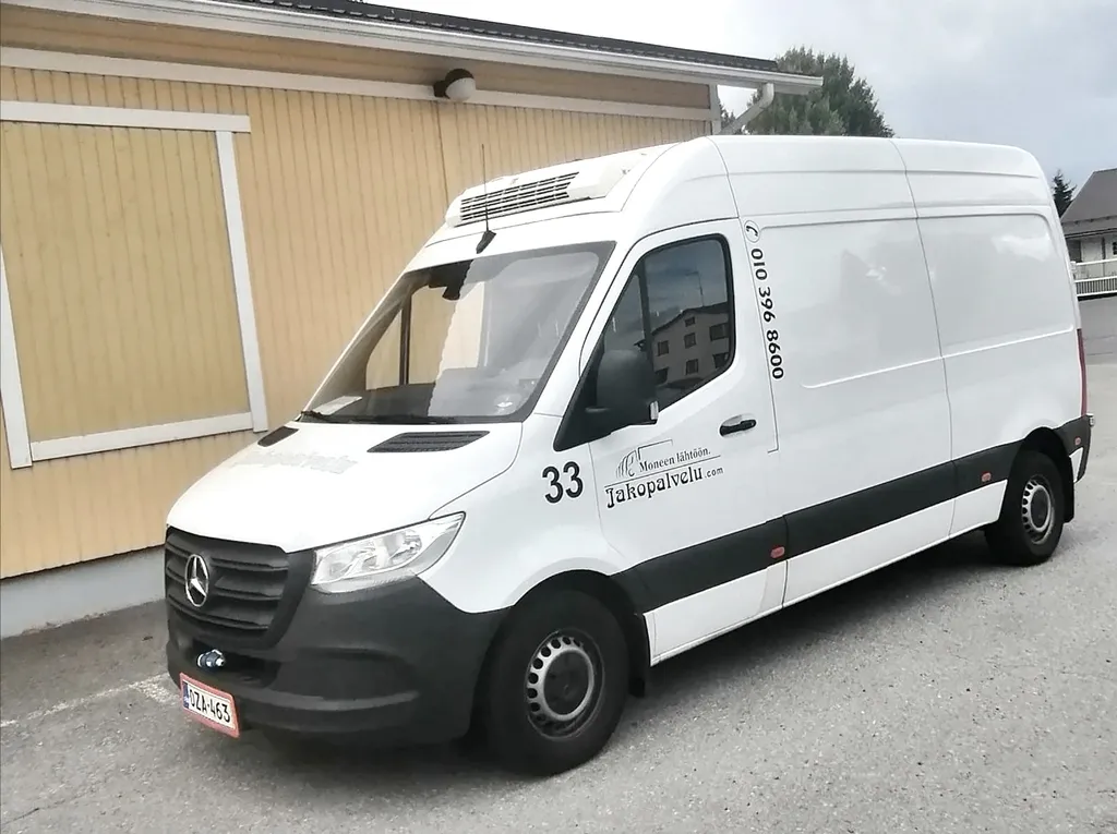 Pakettiauto tuo tilaukset Kihniöön.