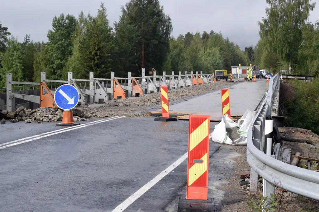 Osittain syvälle päässeen rapautumisen takia Käenkosken sillan kannelta jouduttiin poistamaan betonia enemmän kuin oli suunniteltu. Betonoinnit on korjattu laajalla muotoiluvalulla.