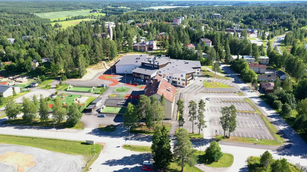 Koulukuja on ilmakuvassa etualalla, Satakunnankatu oikealla.