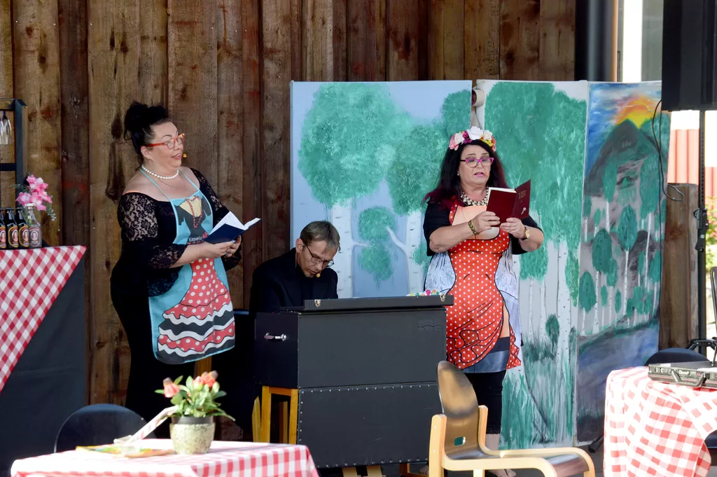 Maitolavan Madonnien juoni tiivistyy parisuhteen puuttumisen ympärille. Vasemmalta Jonna Ortju, Asko Luomala ja Meiju Suvas. Musiikkikomedia nähtiin useana iltana Skantzin lavalla.