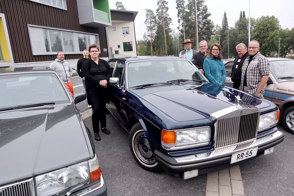 Parkanon Seudun Mobilistit ja Parkanon kaupunki järjestävät Fenno retkeilyajon yhteydessä koko perheen bongauskisan Kaarnan pihassa lauantaina. Kuvassa Antti Luusalo, Jose Ylisalo, Anne Uusitalo, Esa Tuominen, Jukka Ylinen, Tuire Mäkinen, Timo Tuomisto ja Juhana Saarela.