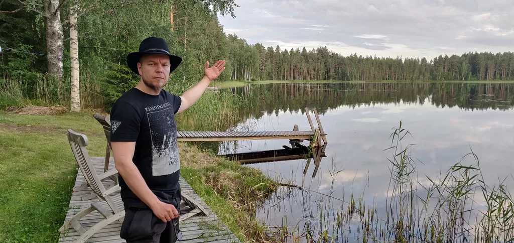 Pekka Paavola vastustaa Lylyharjuun suunniteltua tuulivoimapuistoa. Iso-Somerojärven mökkiläisenä hän on sitä mieltä, että luontoidylli järvellä menisi rikki. Mikäli myllyt joskus rakennettaisiin, ne kohoaisivat rannan puurajan yläpuolella.