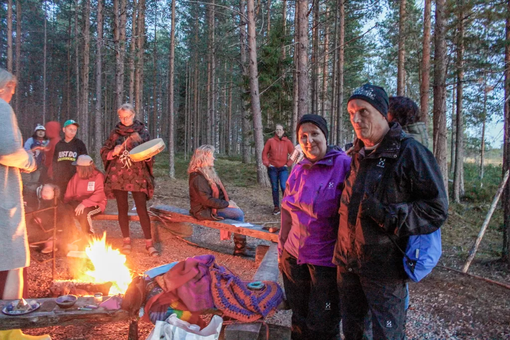Suo soikoon! -festivaali vie yleisön ensi perjantaina ja lauantaina Kauhanevalle, jossa tehdään monipuolisia taide-elämyksiä tarjoava pitkospuukävely. Viime vuoden tapahtumaan Nummikankaan nuotiopaikalla osllistuivat Pirkko Sampo ja Harri Toiviainen.