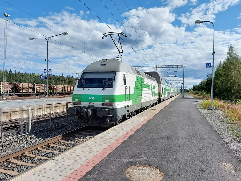Kaksi erillistä vikaa aiheutti junavuorojen myöhästymisiä ja peruuntumisia sunnuntaina ja maanantaina.