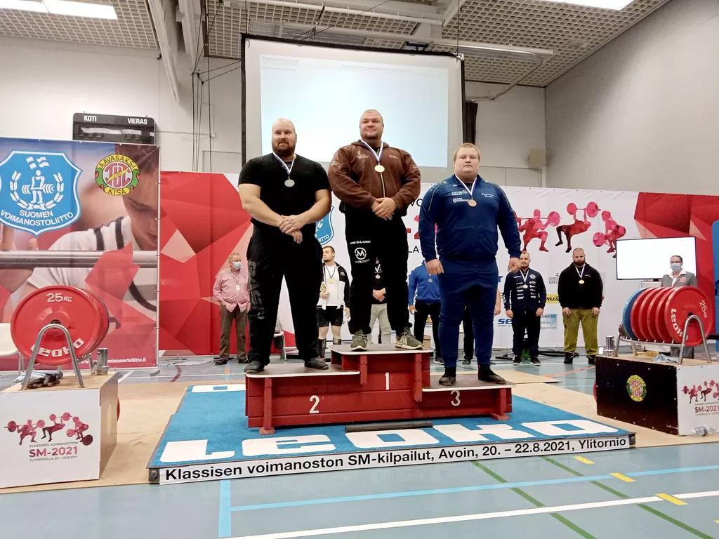 Nuutti Mansukoski (oikealla) haki Ylitorniosta voimanoston avoimen luokan SM-pronssin. Kisassa voiton vei Jari Saario, ja hopea meni Robert Gleisnerille.