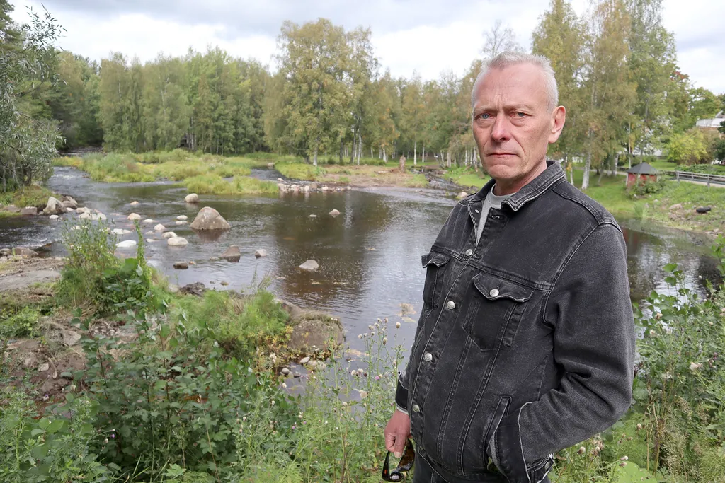 Parkanon Urheilukalastajat kunnostivat taustalla näkyvää lampea ja kivikkoja elo-syyskuun vaihteessa Viinikanjoella. Projekti jatkuu vielä ensi vuonna niin sanotun Raskun lammen parissa. Kuvassa Urheilukalastajien puheenjohtaja Timo Ojalainen.