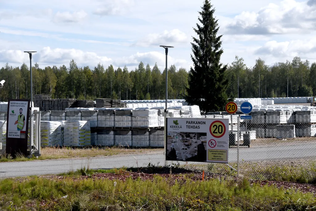 Kekkilän Parkanon tehtaan tuotantomäärä kasvaa tänä syksynä, kun käyttöön saadaan uusi pakkauslinja. Kun pakkauksia viime vuonna lähti tehtaalta 8 miljoonaa, nyt määrä nousee miljoonalla.
