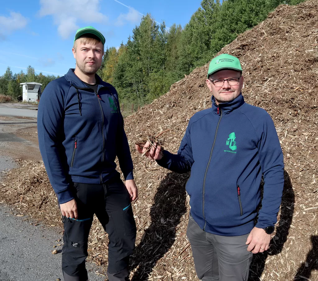 Metsäparooni Oy on saanut Leader-rahoituksen, jonka avulla kehitetään puunenergian toimitusketjua. Selvitystyöstä vastaa Perttu Latvala, joka on aloittanut uutena metsäasiantuntijana. Latvala vastaa myös Jalasjärven suunasta, jonne Metsäparooni laajentaa puunhankinnan. Oikealla toimitusjohtaja Jarkko Piilola.