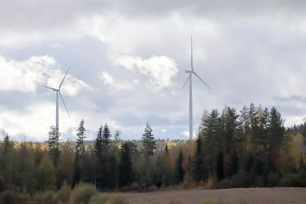 Tevaniemeen kaavaillun tuulivoimapuiston vaikutuksia säteilee myös Parkanon puolelle, arvioi kaupunginhallitus tuoreessa lausunnossaan. Kuva tuulivoimaloista Jämijärvellä.
