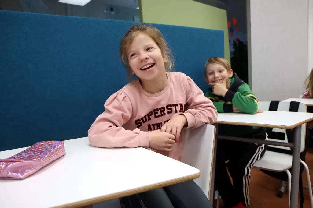Vieraan kielen oppiminen on kivaa. Toisen luokan oppilaat Eevi Ala-Kauhaluoma ja Matias Nikkola loruilevat englanniksi.