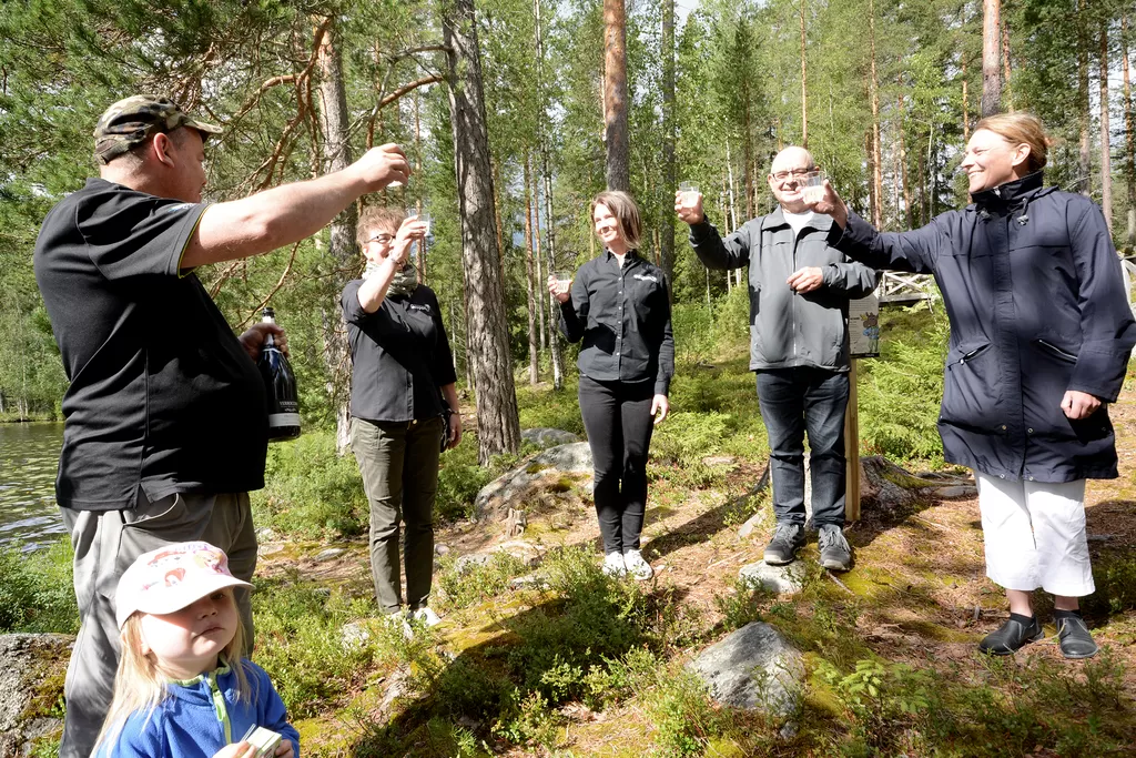 Geopark-statuksen myöntämistä juhlistettiin metsämuseon rannassa kuohuviinimaljoilla heinäkuussa 2020. Jos KD/PaPun aloitteessa nähtäisiin mukeissa mieluummin paikallista juomaa ilman prosentteja.