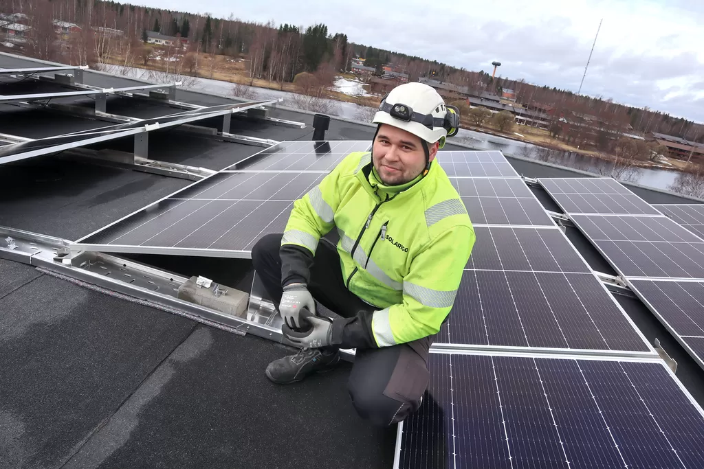 Ilkka Ylinen Solarigo Systems Oy:stä asensi aurinkopaneeleja Parkanon kaupungintalon katolle huhtikuussa. Ne auttavat pieneltä osalta kaupungin Hinku-tavoitteiden saavuttamista.